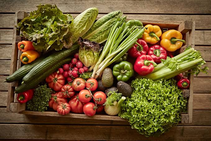 Alimentos orgânicos dentro de uma cesta