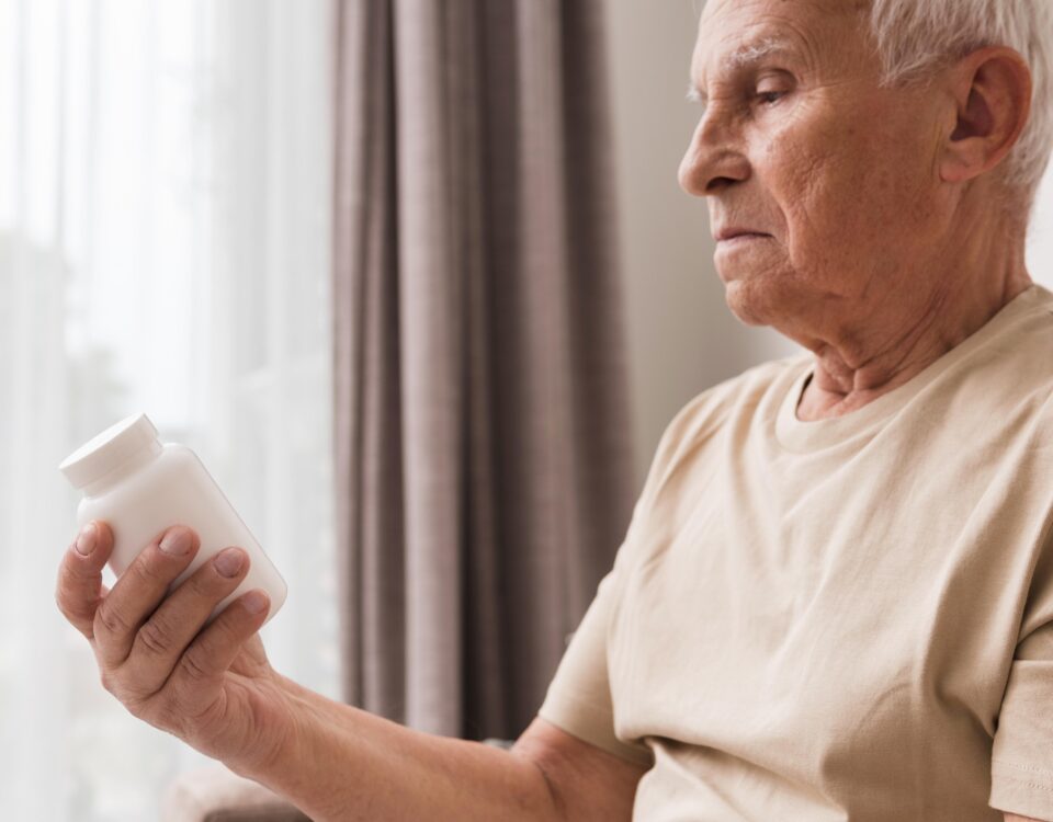idoso segurando frasco de suplemento
